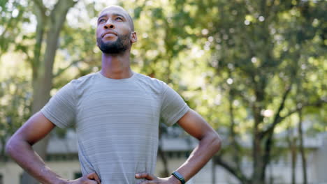 homme noir, coureur et repos dans le parc pour l'exercice