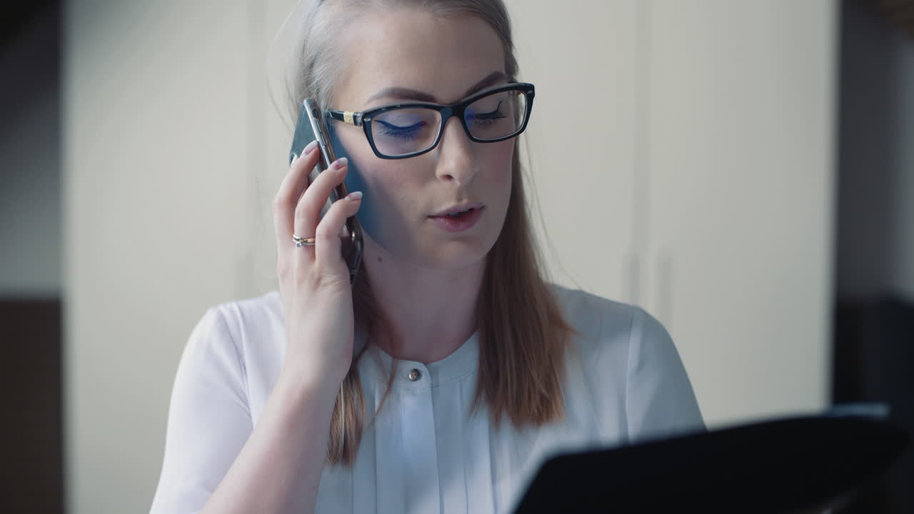 primer plano de la cara de la mujer leyendo notas