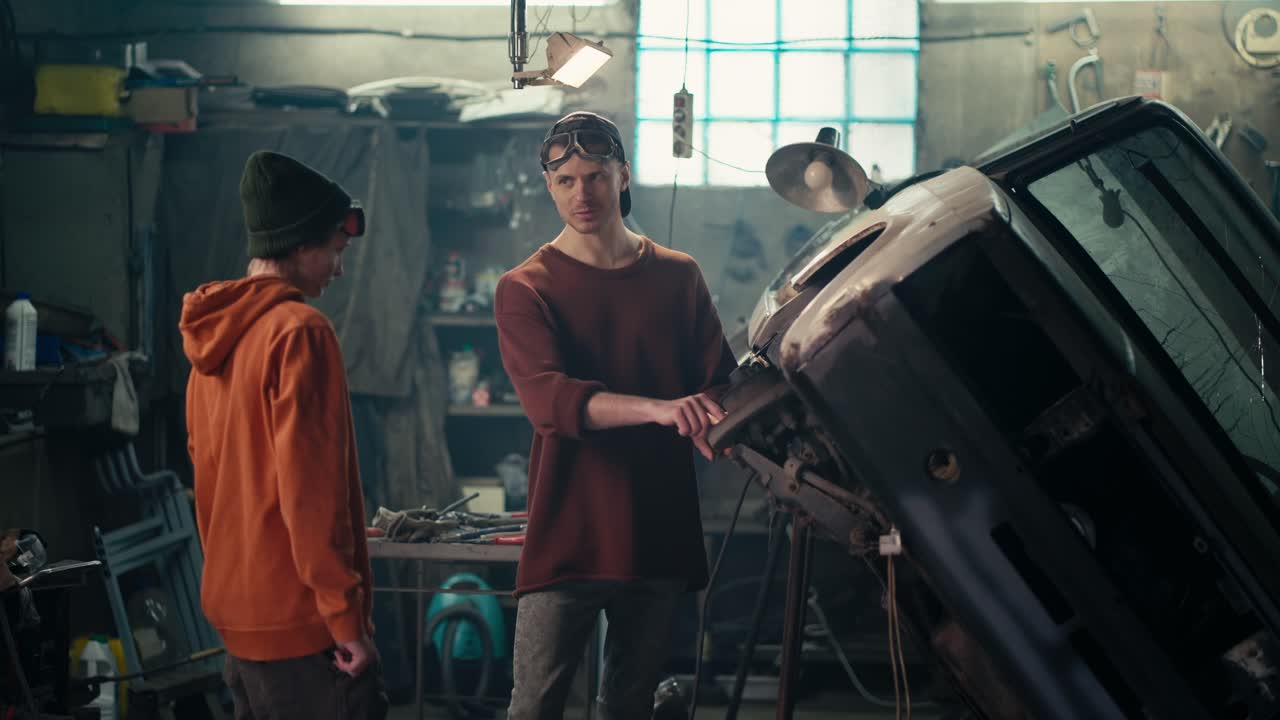 기계 교육: 차세대에게 자동차에 대한 실용적인 지식을 가르치는 것