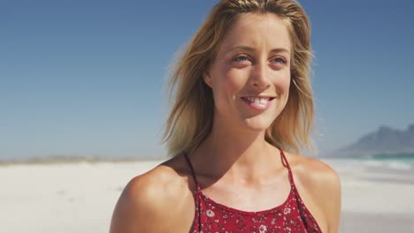 Mujer-Caucásica-Sonriendo-En-La-Playa