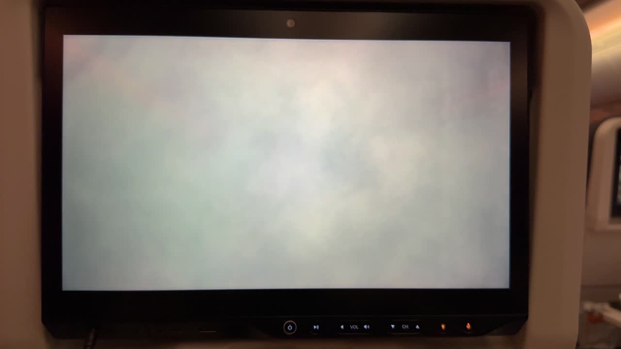 기내 정보 엔터테인먼트 시스템 화면에서 볼 수 있는 아래로 지나가는 비행기