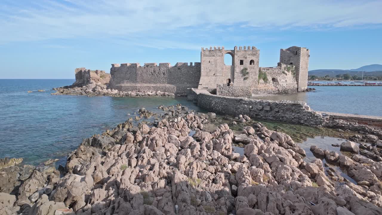 Magnífica e imponente entrada da torre da fortaleza do Castelo de Methoni através da passarela rochosa sobre o mar