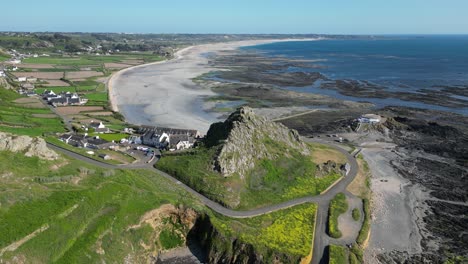 Hochwinkel-Drohnenantenne-Aus-Der-Kanalinseln-Der-Bucht-Von-St.-Ouen