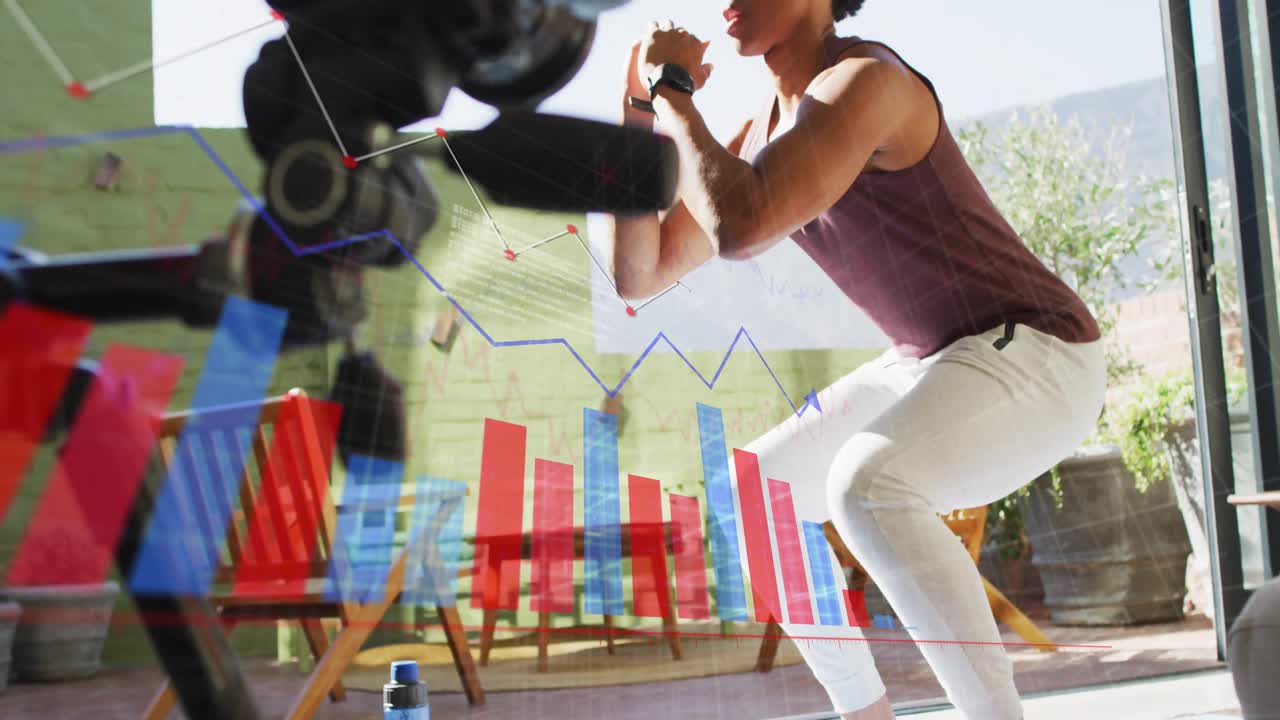 Kamerastativ fokuserer på en træner, der sidder på hug på terrassen og genererer et animeret diagram over fitnessmålinger.