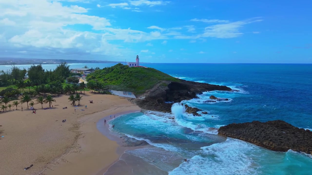 Vista Aerea Dall'Alto 4K delle Onde del Mare Color Smeraldo sulla Spiaggia Sabbiosa di Arecibo