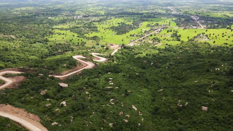 Phnom-Kulen-Neuer-Straßenbau-Durch-Die-Sattgrüne-Landschaft-Kambodschas