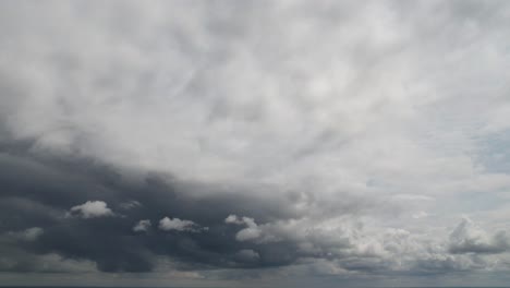 las nubes oscuras de la tormenta se mueven a través del cielo azul
