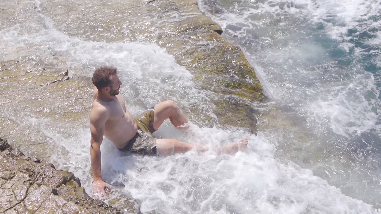 바다에 있는 사람. 슬로우 모션.