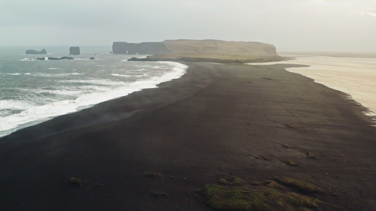 아이슬란드 의 레이니스프자라 의 검은 모래 해변 의 영화적 항공기 드론 촬영