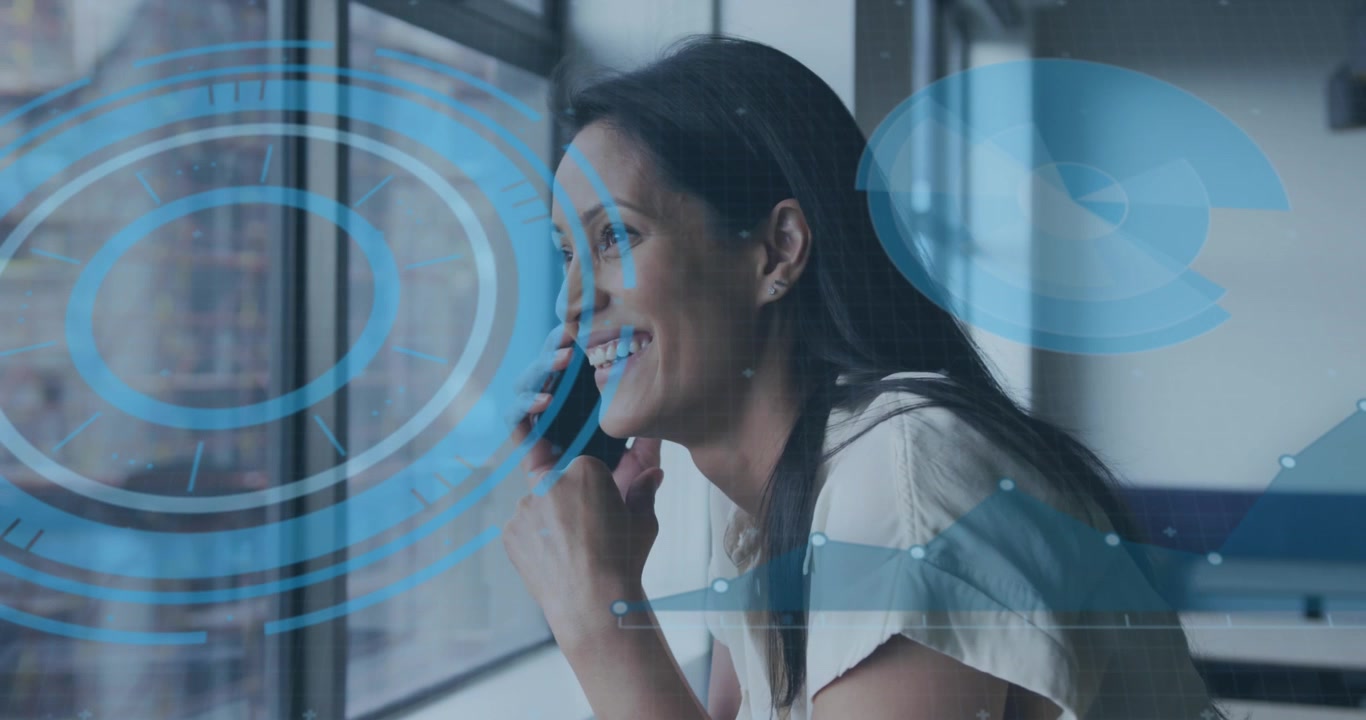Donna che riceve una chiamata di lavoro, tenendo il telefono alla finestra e reagendo a buone notizie mentre l'HUD si allinea.