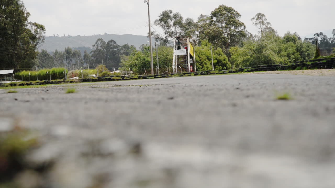 흐린 날 오토드롬에서 연습하는 오토바이