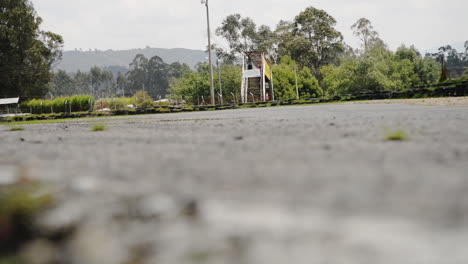 motociclista practicando en autódromo en día nublado
