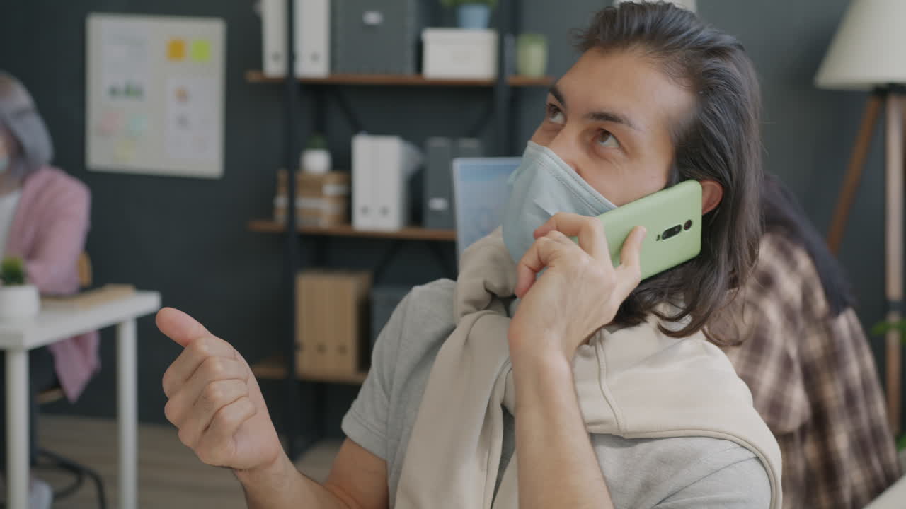 사무실에서 전화하는 사업가