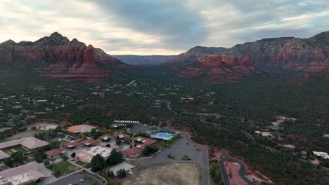 Alojamiento-En-El-Resort-De-Sedona-Con-Fondo-De-Naturaleza-Escénica-En-Arizona,-Ee.uu.