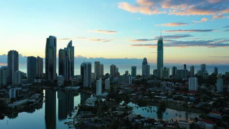 Volando-Lentamente-Sobre-El-Paraíso-De-Los-Surfistas-Al-Amanecer-Con-El-Edificio-Q-one