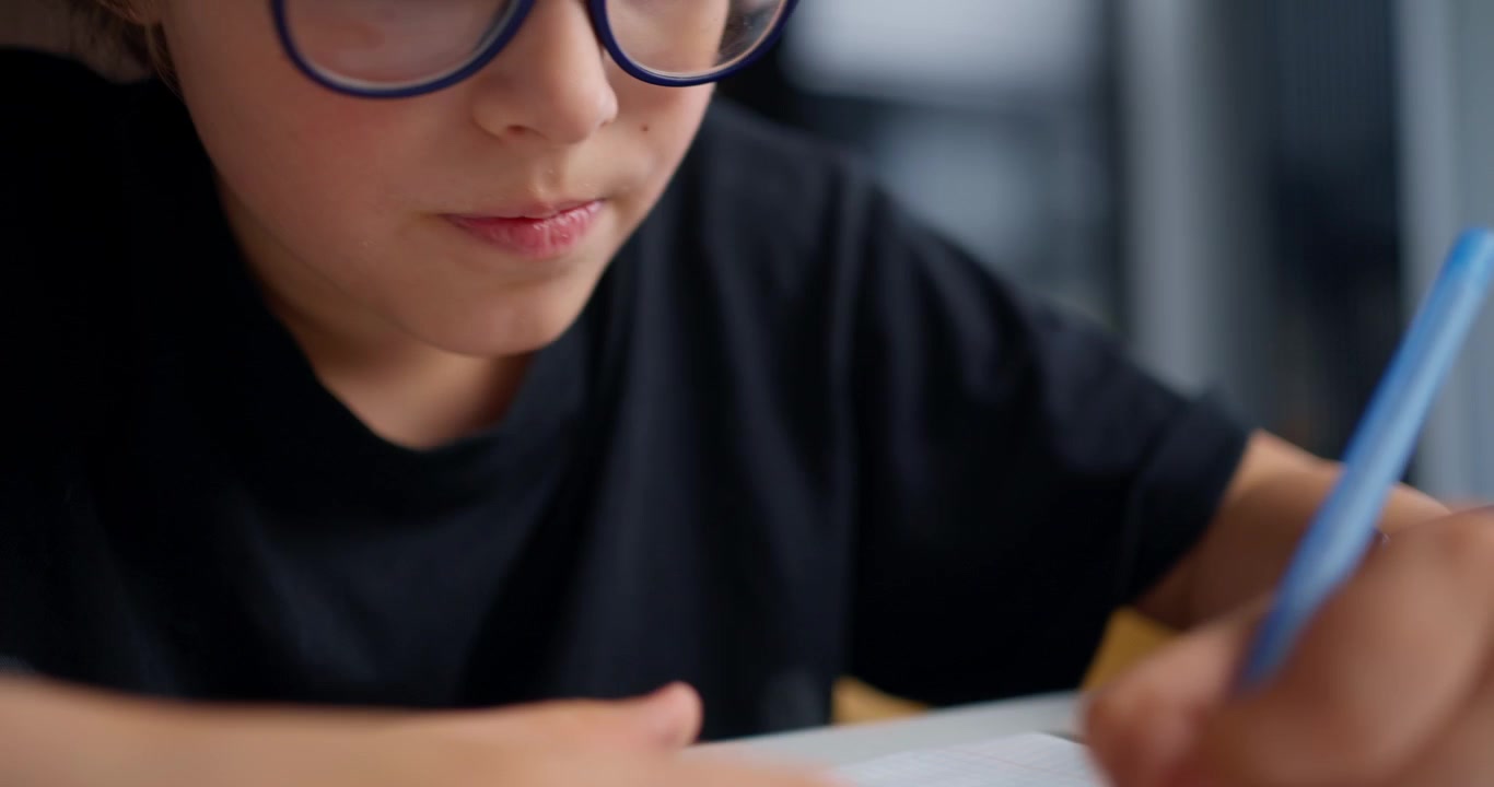 クローズアップでノートに書き込む少年