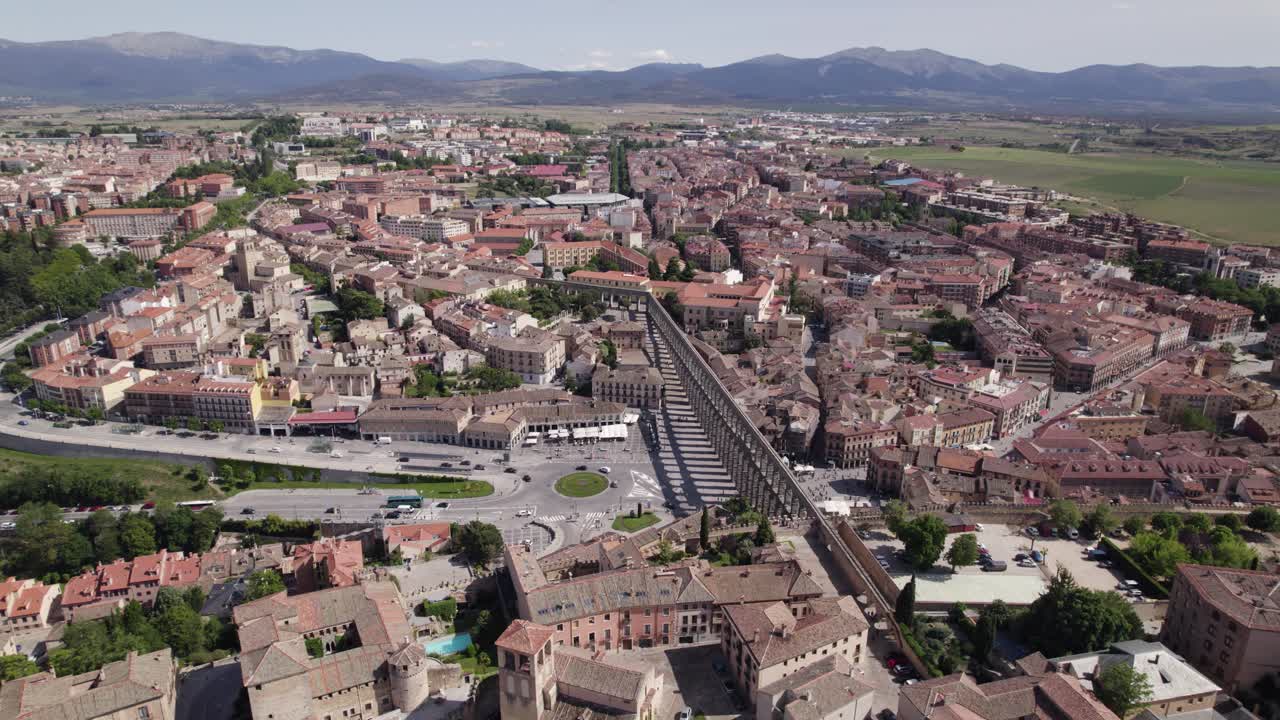 vista aérea sobre el acueducto de segovia junto a la plaza oriental rodeada por el paisaje de la ciudad en un día soleado y despejado