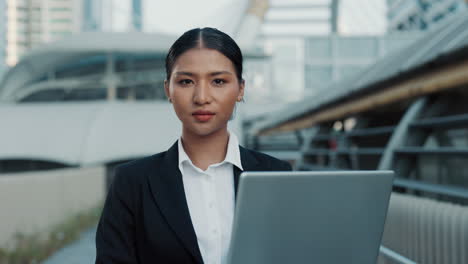 mujer de negocios trabajando en una computadora portátil en la ciudad