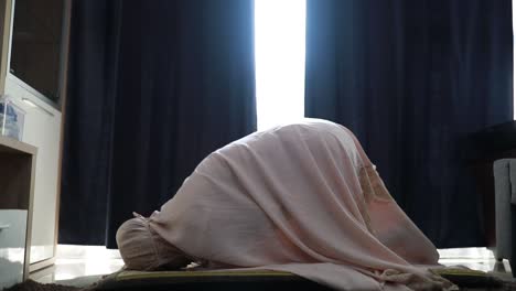 asian young woman sholat and reading qur'an