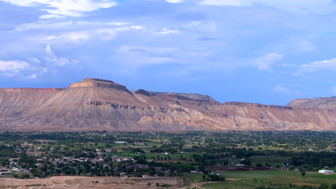 Grand Junction, drone aereo, pomeriggio nuvoloso, Grand Mesa, Fiume Colorado, cielo blu estivo, vigneti, Parachute, Fruitvale, Monte Garfield, Western Close, centro di Delta, Main Street, movimento circolare a sinistra