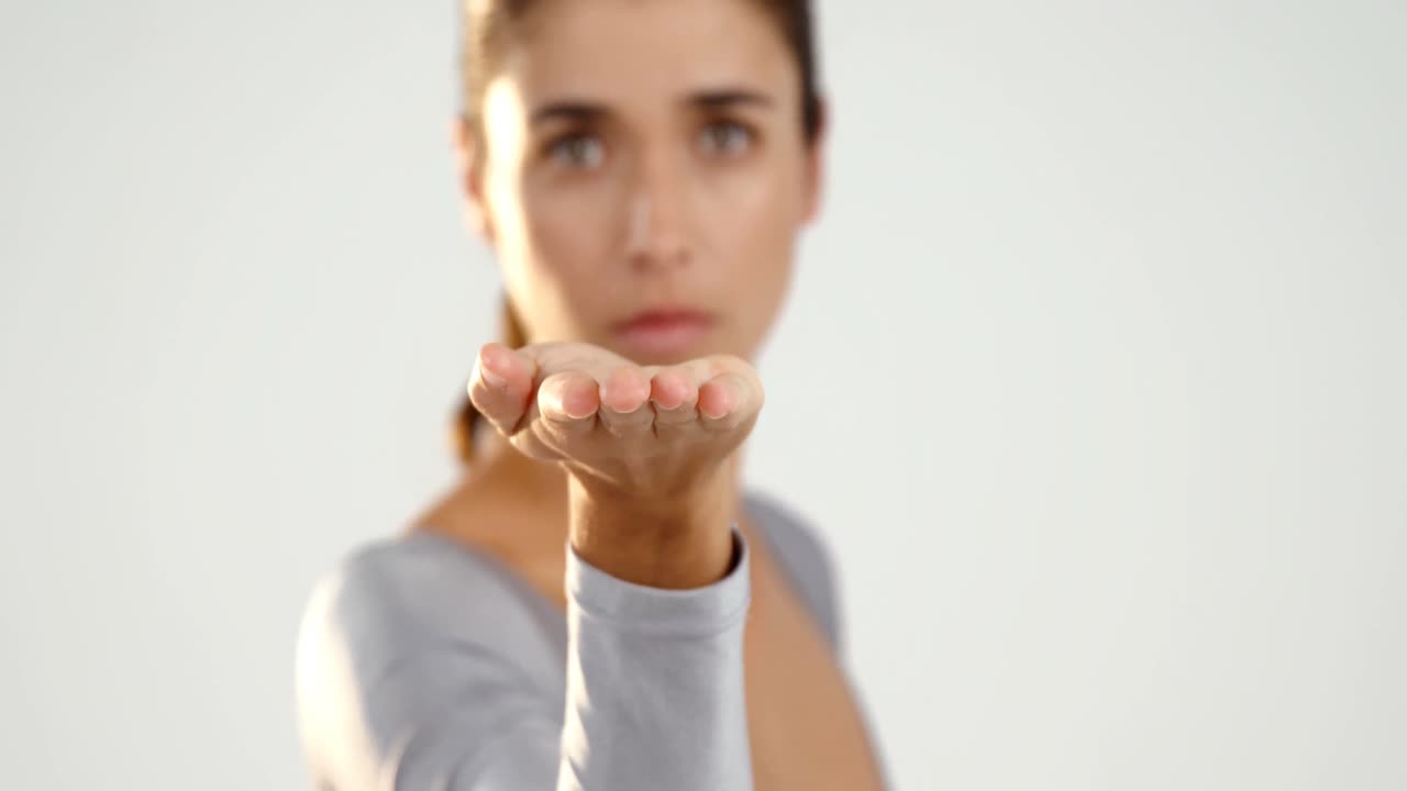 mujer gestando sobre un fondo blanco