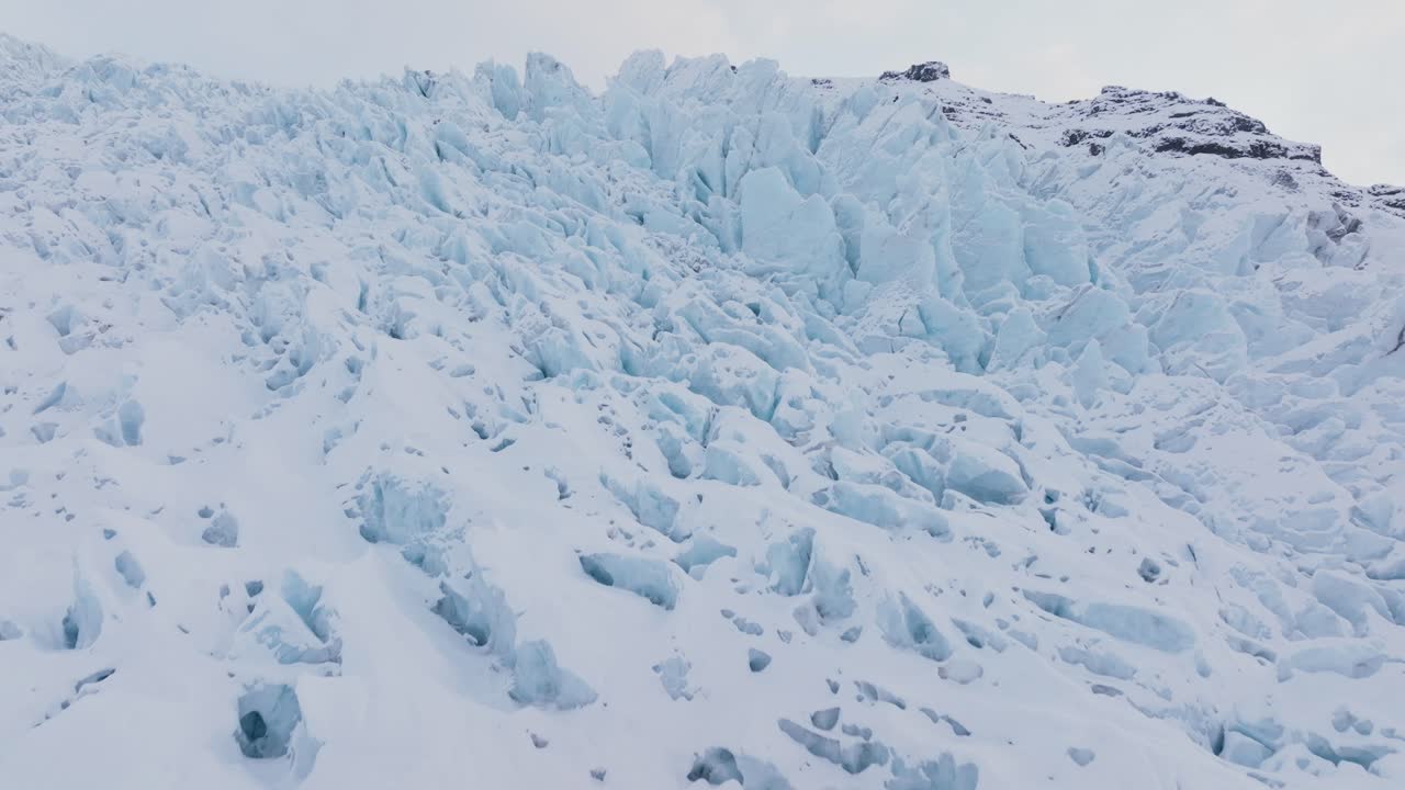 vista panorámica aérea del paisaje sobre las formaciones de hielo en el glaciar falljokull cubierto de nieve, islandia, durante la puesta de sol