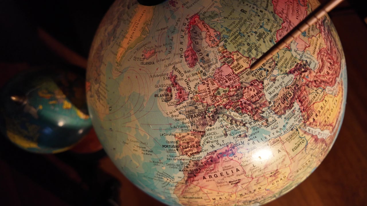 Puntatore che indica l'Ucraina su una mappa del mondo