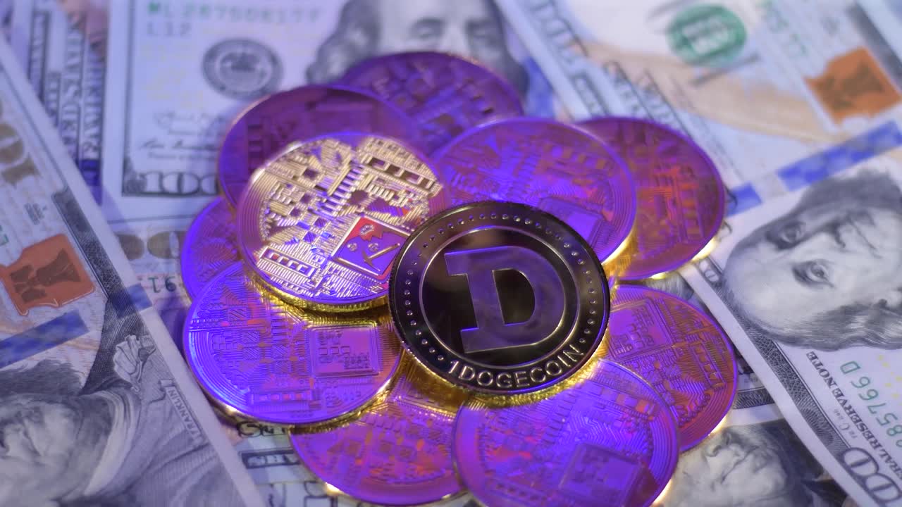 advertencia de criptomoneda dogecoin altcoin en billetes de dólar policía