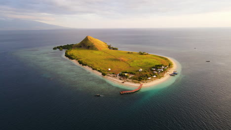 una vista aérea de una isla paradisíaca tropical