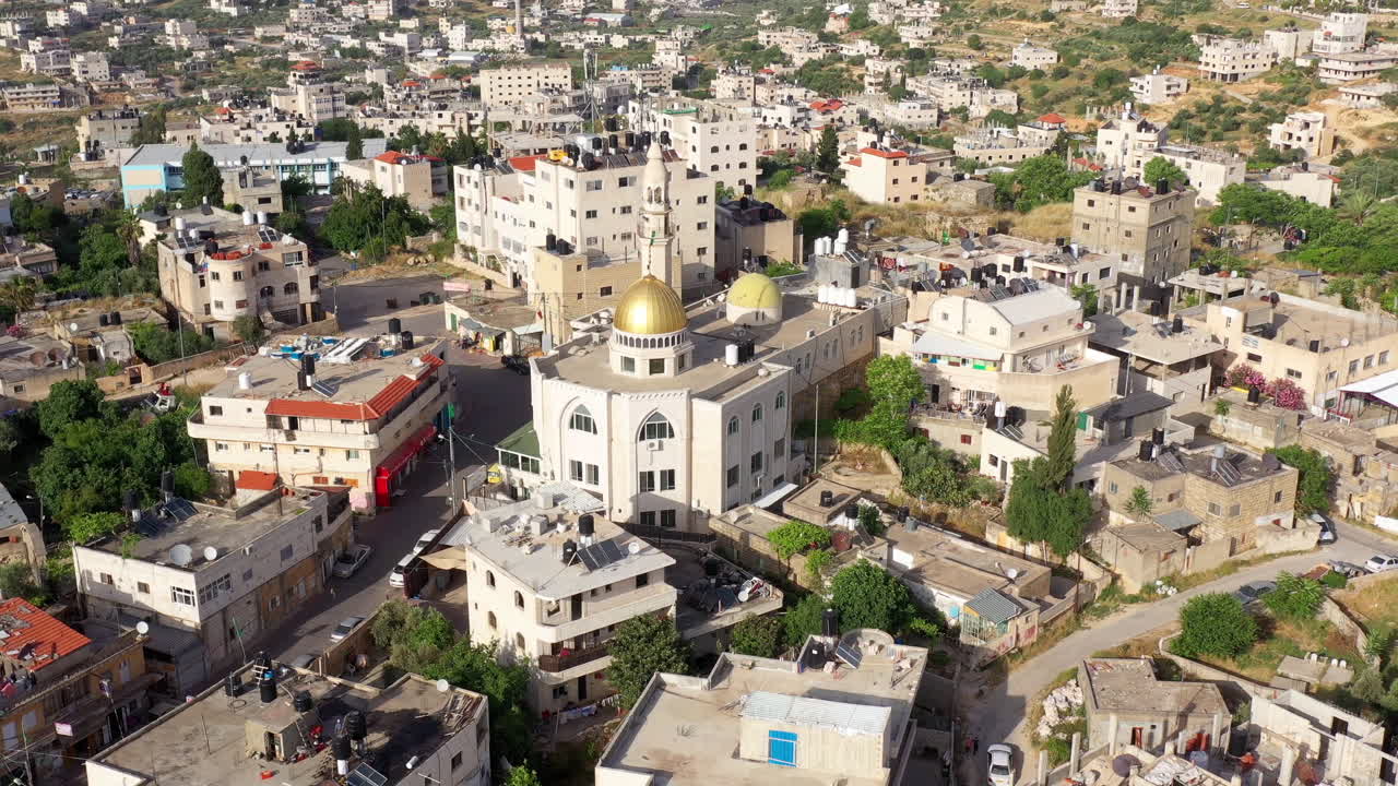 vista aérea de la mezquita de la cúpula dorada de hamas en la ciudad palestina de biddu, cerca de jerusalén