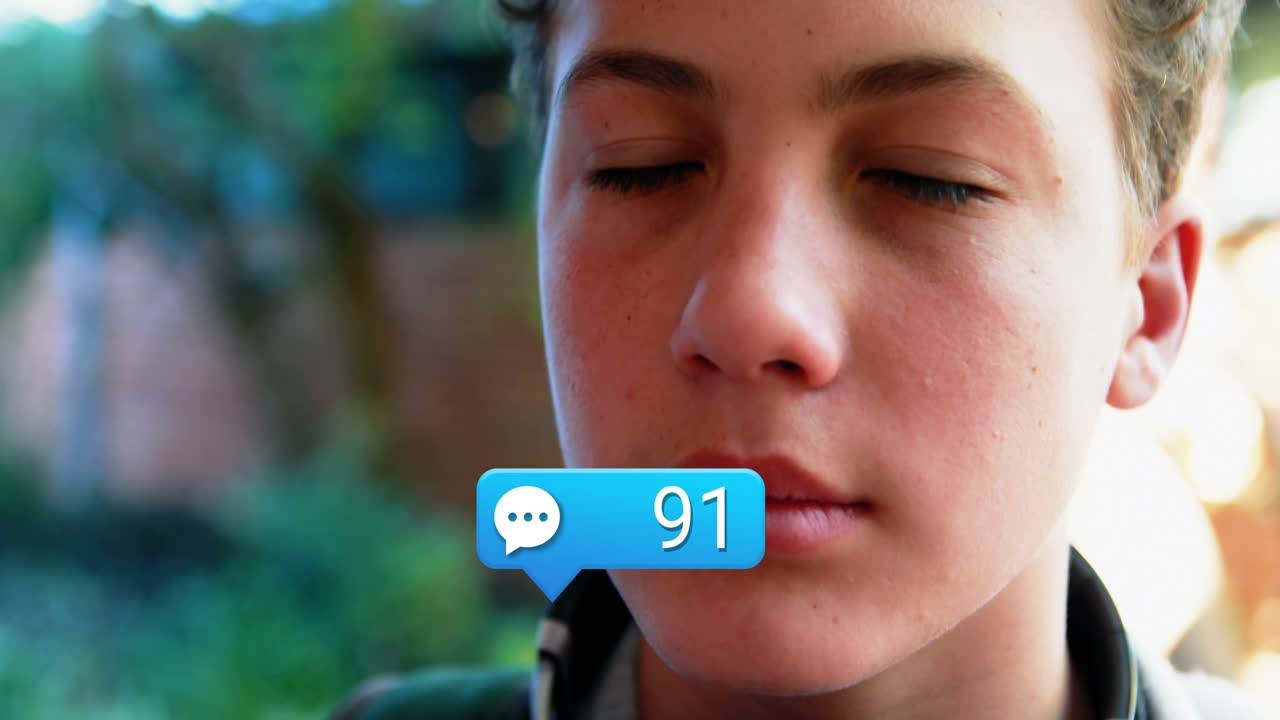 Ung studerende ser sociale medier, en chatboble dukker op, hvorefter et stigende antal og skiftende ansigtsudtryk vises.