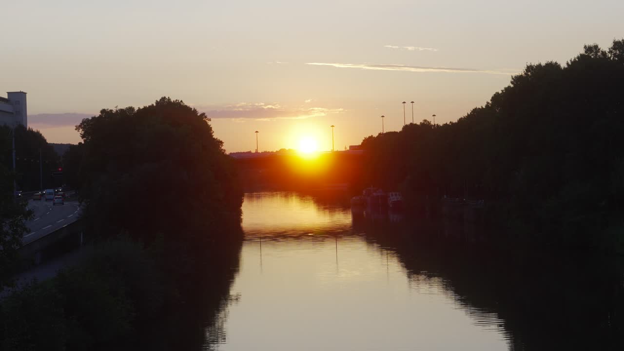 río saar alemania, ciudad de saarbrücken, reflejo del cielo en el agua al atardecer