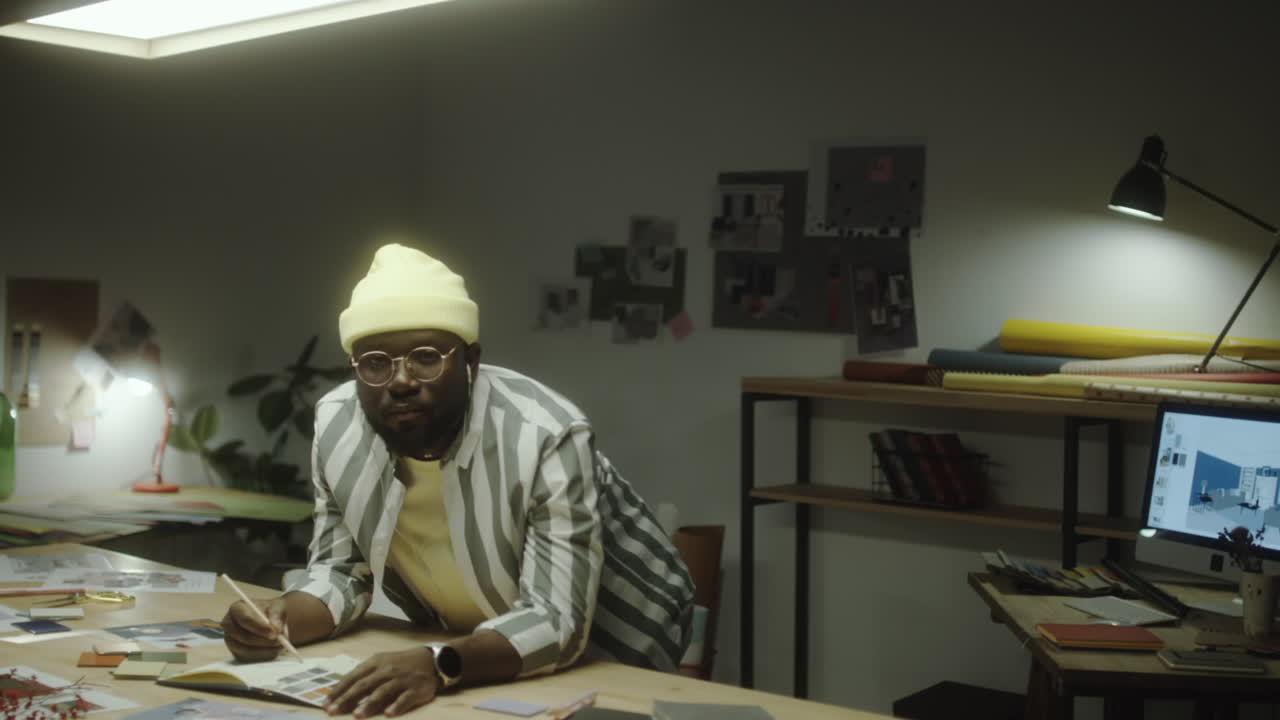 Professionista creativo che lavora nel suo studio