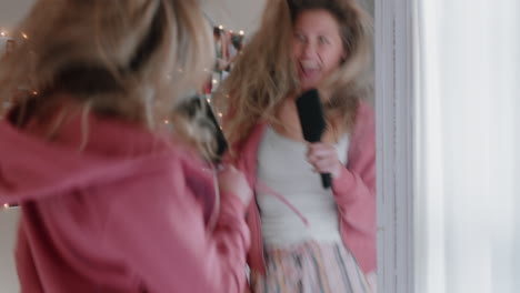 una adolescente feliz bailando en el dormitorio con música disfrutando de celebrar el fin de semana divirtiéndose cantando con pijama en casa