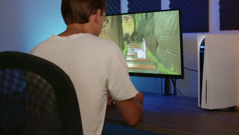 Junge,-Der-Zu-Seinem-Gaming-Setup-Geht,-Um-Auszuwählen