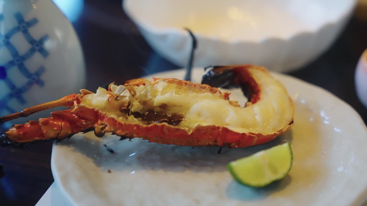 신선하게 요리 된 일본 스파이니 로버트, 사케와 라임으로 접시