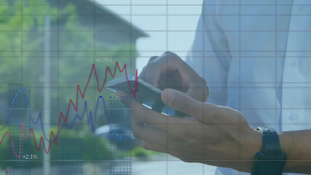 animación del procesamiento de datos financieros sobre un hombre afroamericano que usa un teléfono inteligente