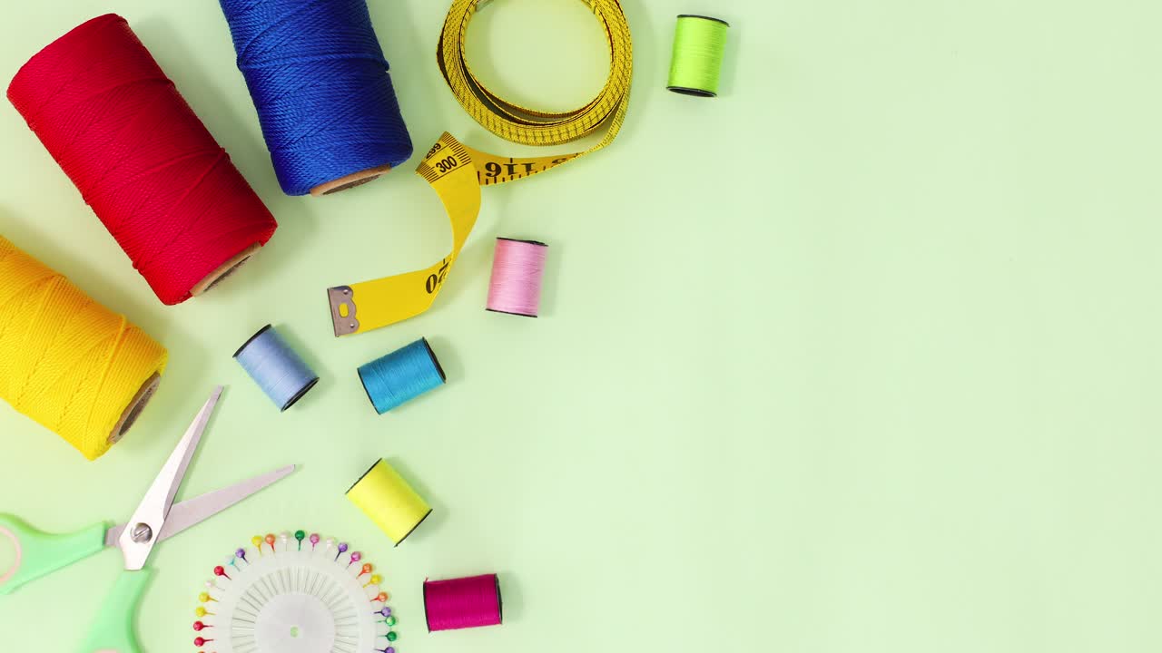 hilos de coser y tejer. botones tijeras y otros artículos aparecen en el tema verde. detener el movimiento