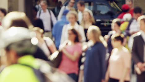 Multitud-Anónima-De-Gente-De-Negocios-Caminando-Por-Las-Calles-De-La-Ciudad-De-Londres,-Verano-De-2014