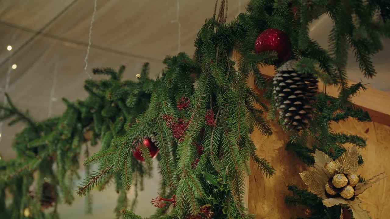 나무 장식 에 소나무 니 와 은 장식물 이 있는 크리스마스 트리 장식품