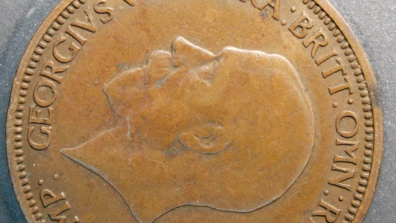 primer plano de monedas muy antiguas