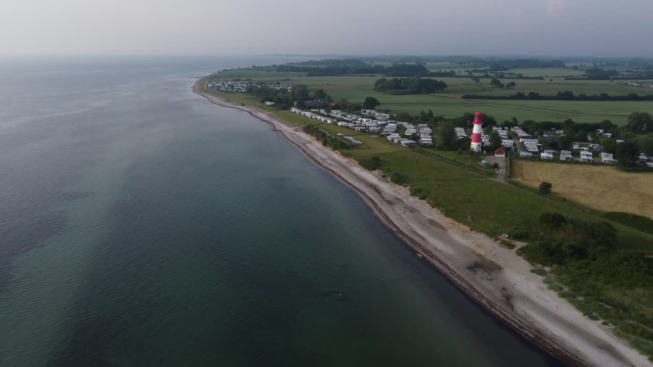 Luftfoto av et kystfyr og en campingplass
