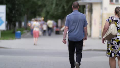 gente caminando por la calle de la ciudad