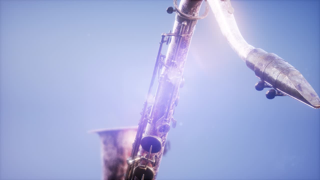 saxofón tenor dorado sobre fondo azul con luz