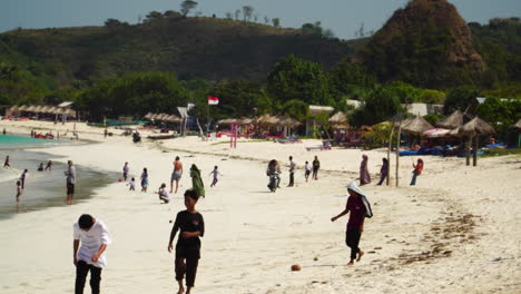 Playa-Exótica-De-Arena-Con-Gente-En-La-Isla-De-Lombok,-Portátil