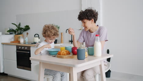 madre e hijo disfrutando del desayuno juntos