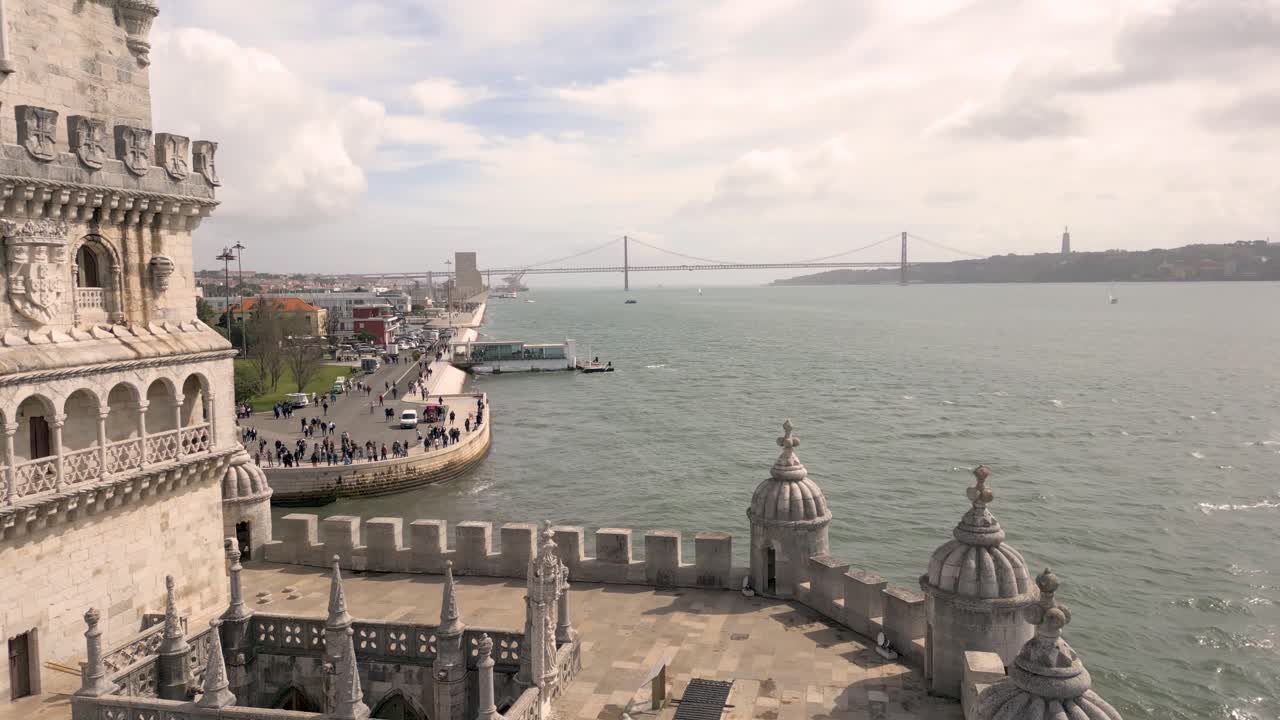 drone aereo in movimento in avanti girato sopra la torre belem, torre de belem punto di riferimento a lisbona, capitale del portogallo durante la sera