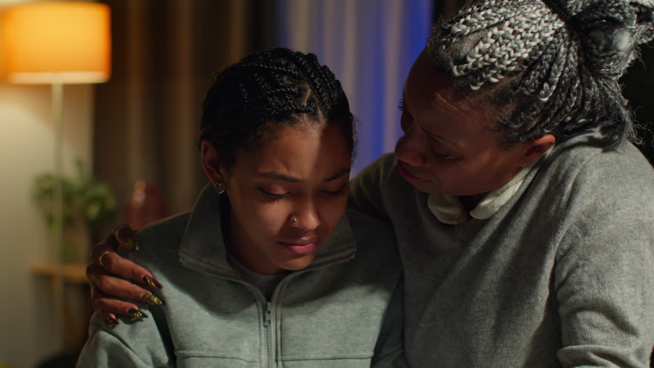 madre e hija apoyándose mutuamente