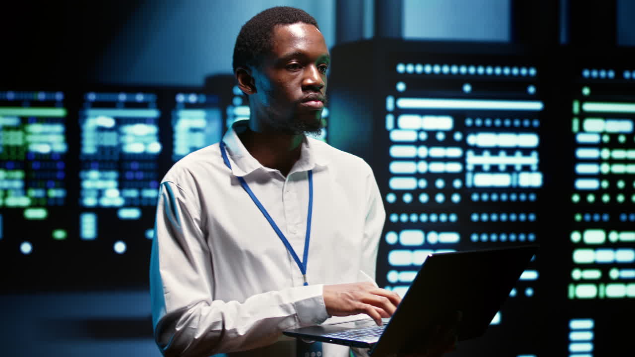 administrador asegurándose de que el centro de datos está equipado