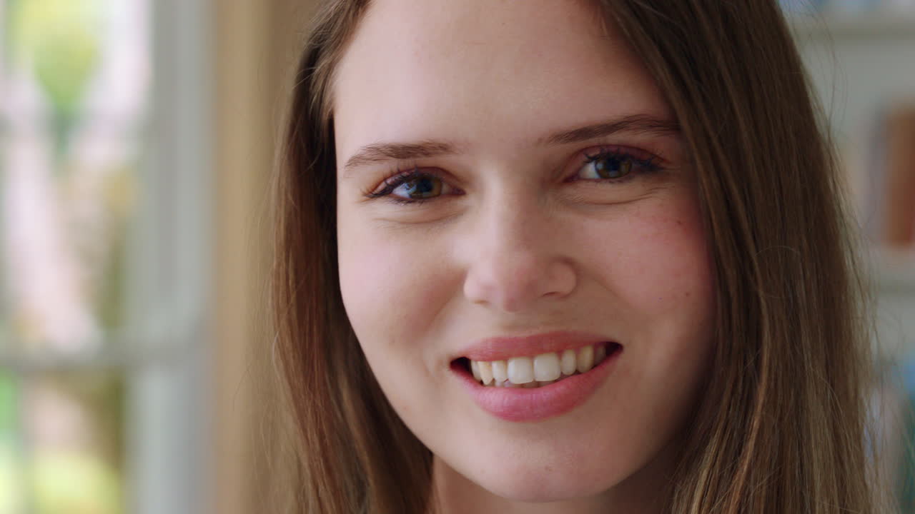 retrato de una hermosa adolescente en casa sonriendo feliz disfrutando de un estilo de vida despreocupado concepto de autoimagen adolescente